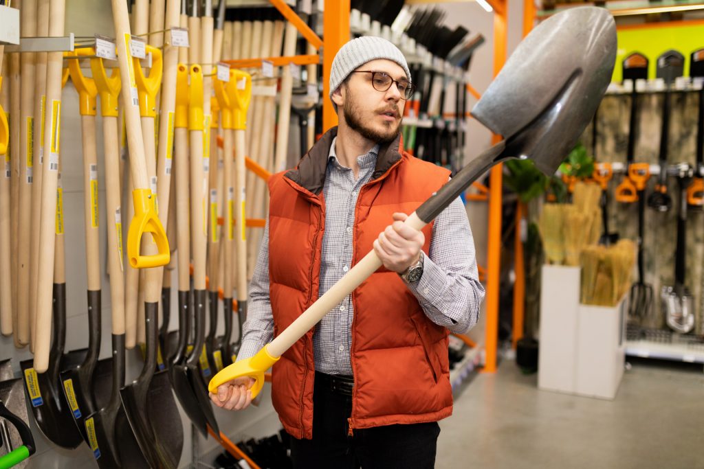 Building Materials Stores A Man Chooses A New Hammer - Recuperação de Impostos | Planrec Gestão Tributária