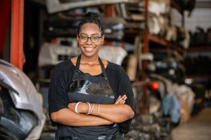 African American Worker Woman Wear Spectacles Crossed Arms Stand - Recuperação de Impostos | Planrec Gestão Tributária