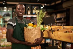 Smiling Grocery Store Worker - Recuperação de Impostos | Planrec Gestão Tributária